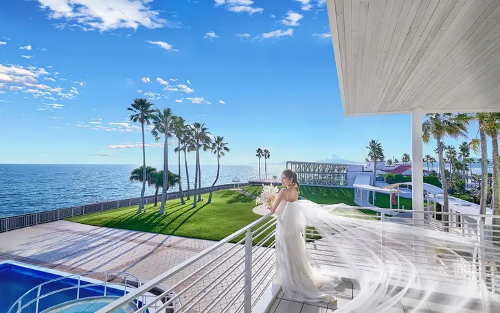 視線の先にはただ空と海だけという贅沢な空間。デザートビュッフェなどの楽しいお時間をお過ごしいただけます！