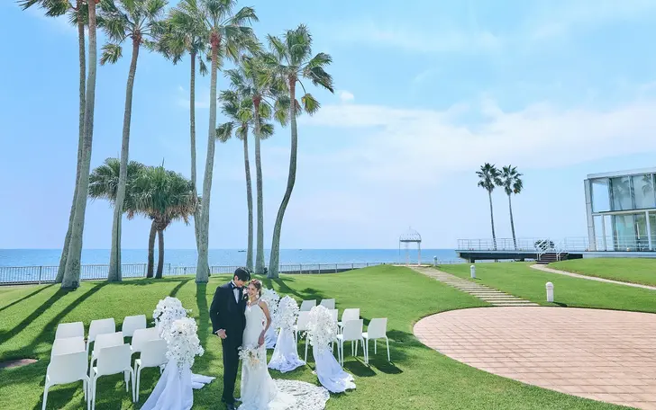 青空の下で行う海外のようなガーデン挙式も可能！水平線と鮮やかなグリーンの芝が非日常空間に演出。