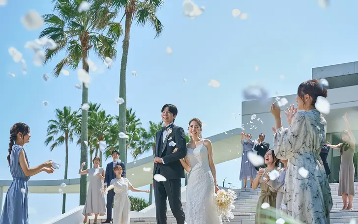 リビエラオリジナル挙式『親子の絆と感謝』海のきらめきや柔らかな太陽の光がそっと寄り添います。