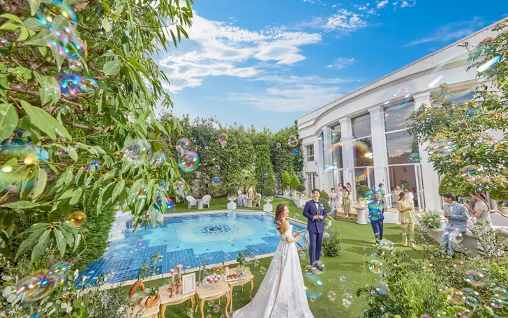 木々や花々が美しいウエディングのために創られた特別な街が訪れる人々をもてなす♪