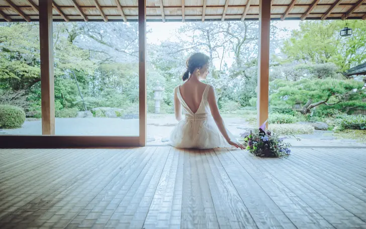 日本庭園を一望できる、伝統的な数奇屋造りの風格とアーティスティックな美しさが調和した空間