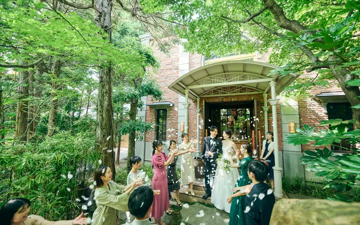 挙式のあとは、四季折々の花が咲く庭園の先に佇むレンガ造りのチャペルとともにアフターセレモニーも。