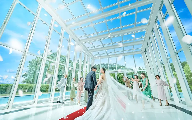 全天候型ガラスのアトリウムで幸せのフラワーシャワー。挙式後はバルーンリリースの演出も人気！