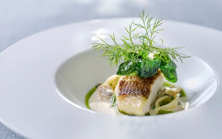 ［料理をいちばん美味しくする仕上げ］隣接のキッチンから料理が生まれた“その瞬間”のままをお届けします。