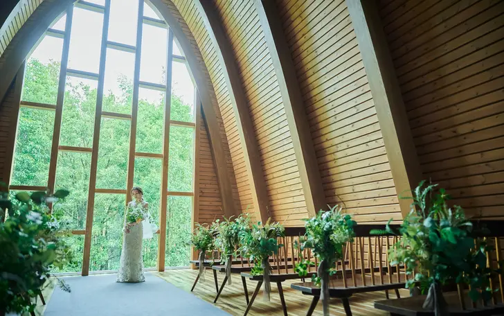 すべて本物の木を贅沢に使用した純粋木造建築のチャペル。正面の大きな窓から自然が差し込み上質な空間。