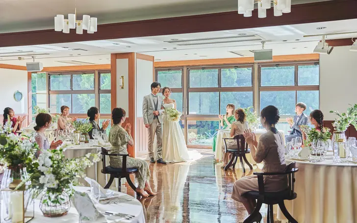 パーティー会場は自然光が差し込み明るい雰囲気に！全天候型なので天候には左右されず快適に過ごせます！