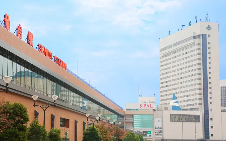駐車場完備＆仙台駅隣接の好立地。宿泊施設やレストランなど、東北の玄関口にふさわしい上質な時間とおもてなしを。