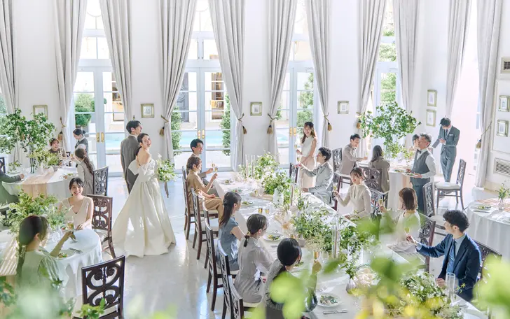 ガーデンと続く窓から再入場したり、ゲストと近くで楽しめるようにメイン卓をソファ席にしたり