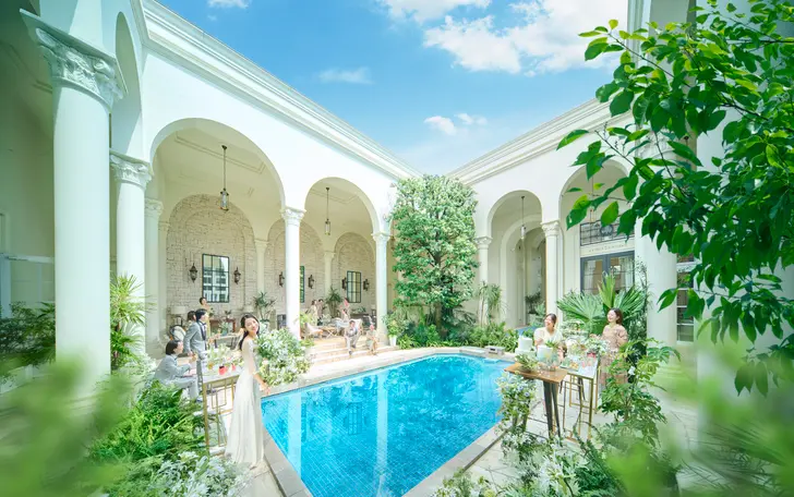 白亜の回廊に囲まれたプライベート感あふれるプール付ガーデンが魅力の「ヴィクトリアハウス」