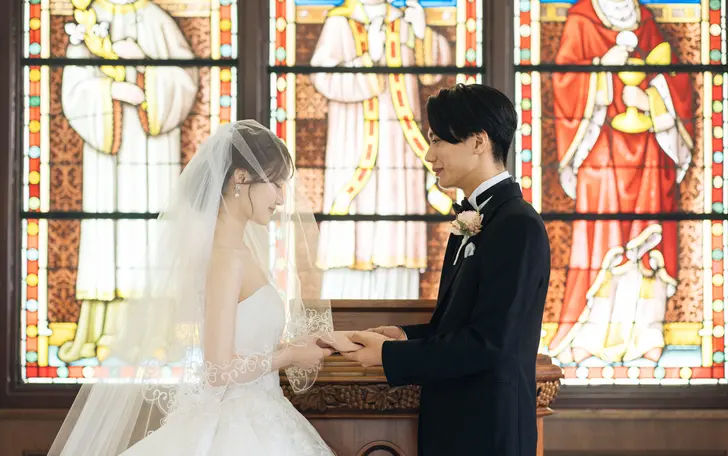 アンティークなステンドグラスとパイプオルガンによる幻想的な光と音の演出