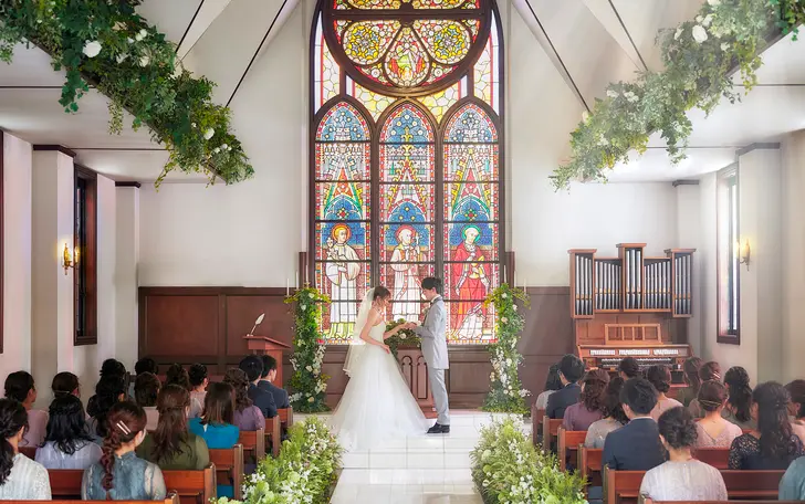 フランスの教会を思わせる、緑と光に包まれた独立型チャペル