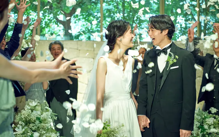 祝福を浴びる退場のとき。ゲストへの感謝と彼と夫婦になれたことへの幸せで、笑顔があふれることでしょう