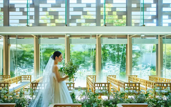 チャペルに一歩足を踏み入れると、目の前に広がる自然豊かな森に中に来たような特別な空間