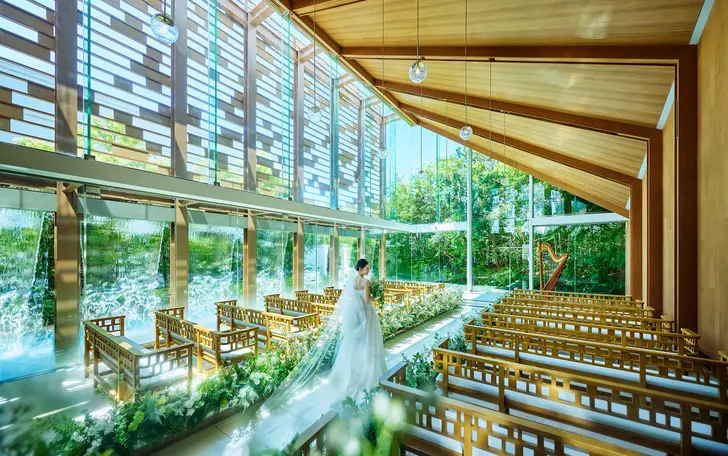 神秘的な空間が、おふたりの誓いのシーンを際立たせてくれます。