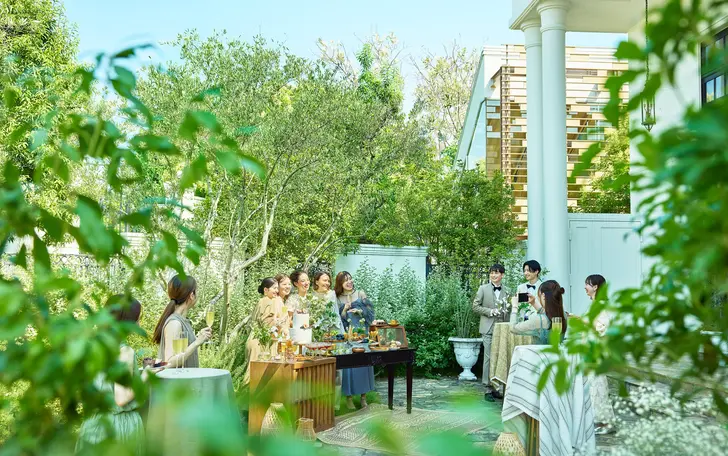 鮮やかな緑に囲まれ、噴水が優美な空間を演出するガーデンでは、ゲストとリラックスして会話を楽しむひとときをおすごし頂けます