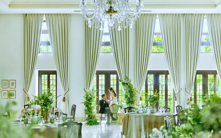 華美な演出よりも、ゲストと一緒に食事や会話を楽しめる披露宴会場