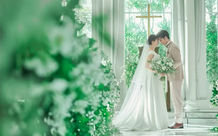 祭壇の後ろから、まるでおふたりの未来を照らすかのように明るい自然光が差し込みます