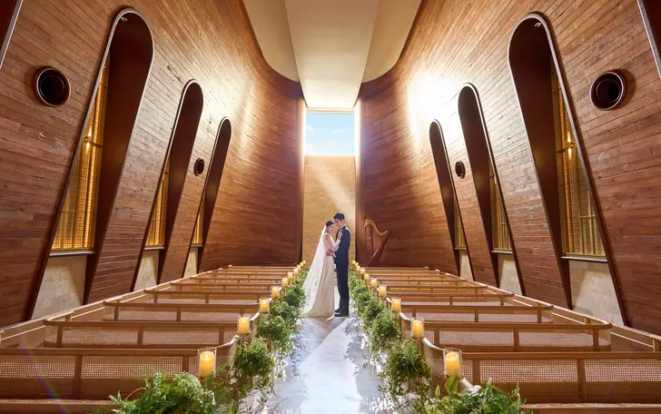 天窓から差し込む陽光が二人を優しく包む温かなチャペル