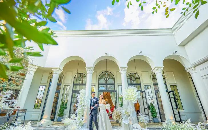 異国情緒溢れる山手で誰もが目を惹く凱旋門のその先には、非日常感が溢れる貸切空間が広がります。