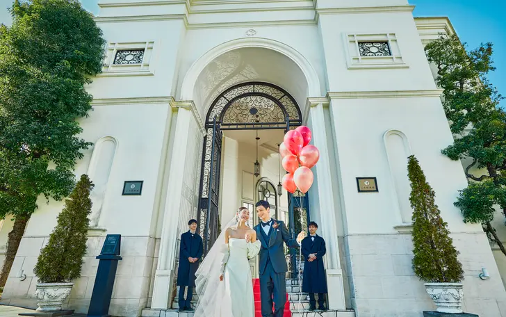 重厚な凱旋門をくぐると、多くの花嫁を魅了してきた優美な白亜の邸宅がおふたりを迎えます。