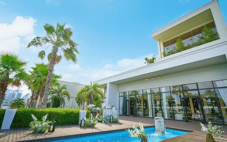 港に佇むコットンハーバークラブを象徴するような場所。それは海を望むウッドデッキテラスです。