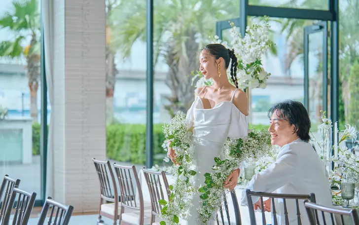 ガーデンに隣接したパーティ会場は、その眺めも爽快。ふたりらしいアイテムでコーディネートした会場にゲストをお出迎え