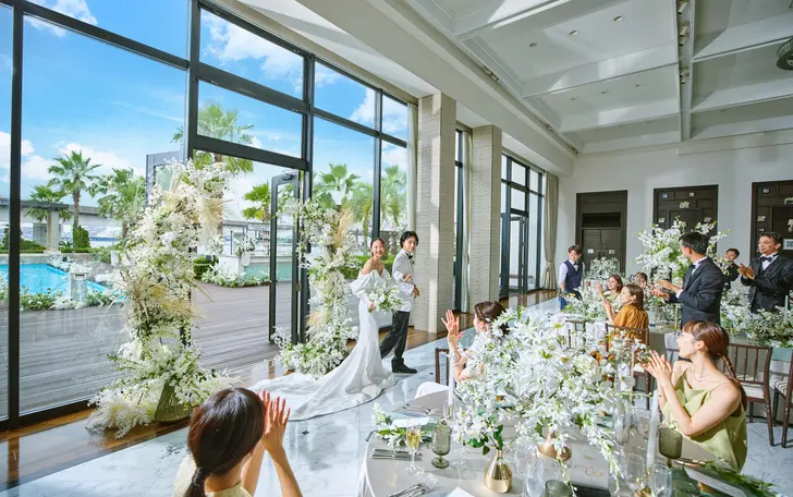 海と空に包まれるリゾート空間をこだわりのコーディネートでおふたりらしく彩って