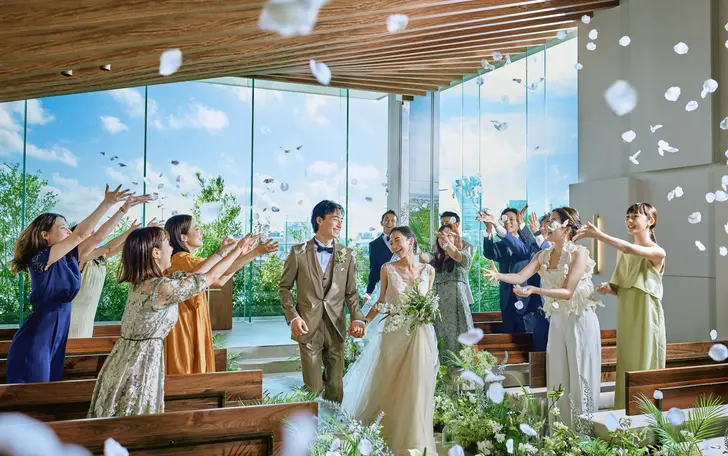 大きな2面の窓の外に広がる横浜の街並み。横浜で叶うリゾートウェディングに注目！