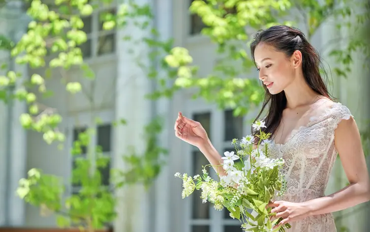 幼い頃からの憧れと、トレンドをしっかり見極めて、最高の1着、神ドレスに出会えるよう、しっかりとお手伝いいたします