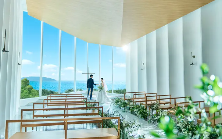 海と緑を臨むチャペルウェディング。自然光が差し込む一軒家貸切でアットホームな時間