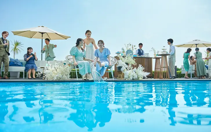 披露宴会場とつながるプライベートガーデン。緑と青空に囲まれてゆっくり特別な時間を