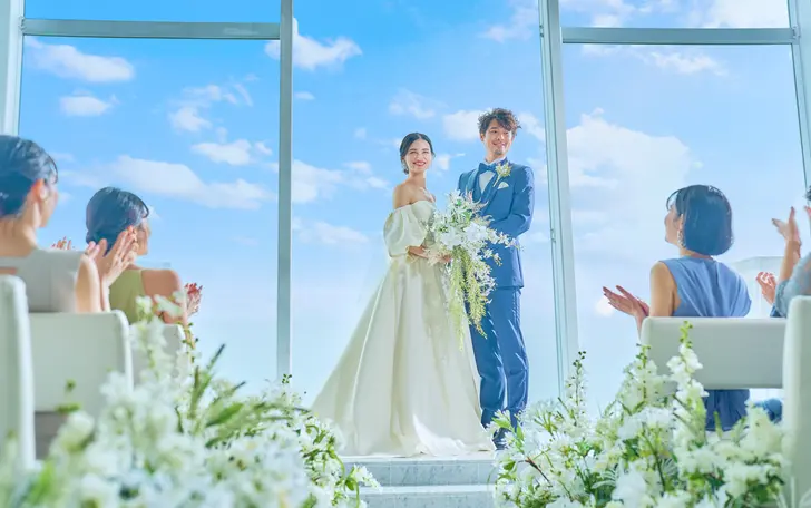 おふたりの誓いを見守るのは青い海とゲストたち。これまでの歩みをふりかえりながら、父と一緒にヴァージンロードを進みましょう