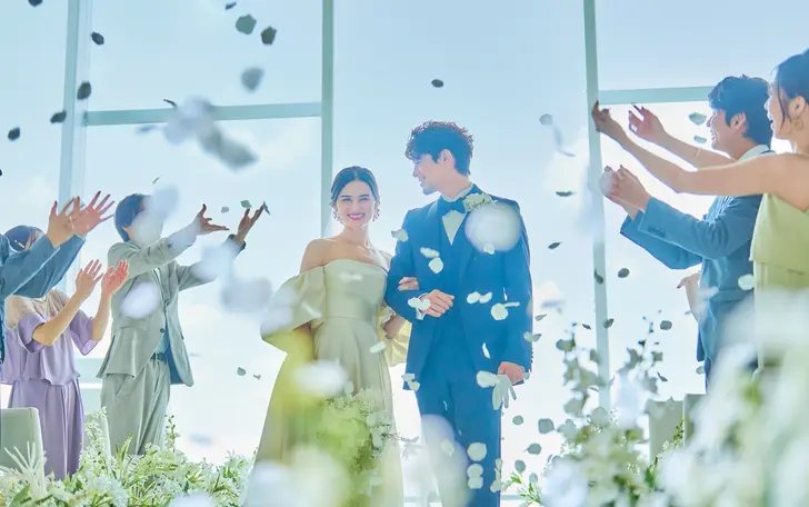 壇とベンチ、そしてバージンロード。すべてが白で統一されたインテリアはピュアなオーラを放ち、２人を優しく包み込みます