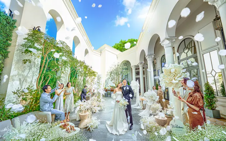 【ヴィクトリアハウス】凱旋門の扉を開くと、目の前に広がる大きなパティオ。開放感が広がる空間