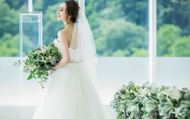 あたたかな光に包まれるセレモニーは、花嫁のドレス姿をより一層輝かせてくれる♪