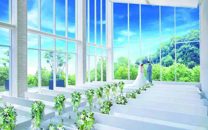 チャペルから望む絶景！ここでしか味わえない挙式を体験。笑顔と感動のひとときを。