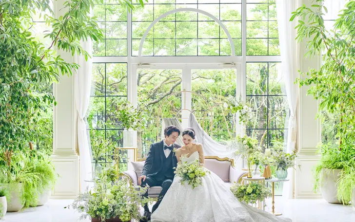 色彩豊かな木々や花々は、純白のドレス姿を可憐に引きたててくれます。何気ないシーンも絵になるガーデン