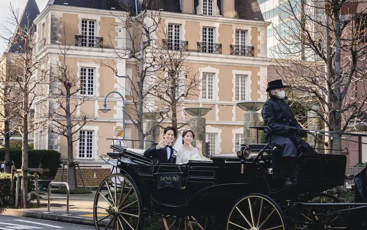 ルネサンス様式のチャペルで挙式後には、エントランスには「ランドー馬車」がお目見え。 