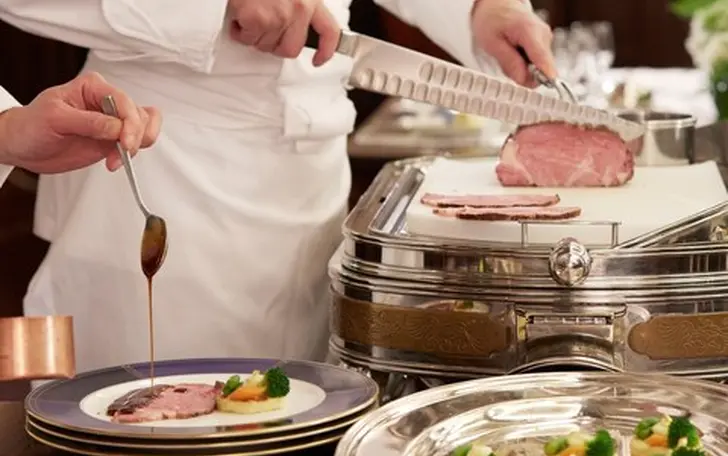 フレンチはもちろん、折衷料理や和食、中華も可能。ふたりらしい一皿で華を添えて。