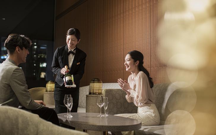 アフターパーティを優雅に過ごせるのはホテルウエディングならでは。毎年の記念日ディナーもここで。