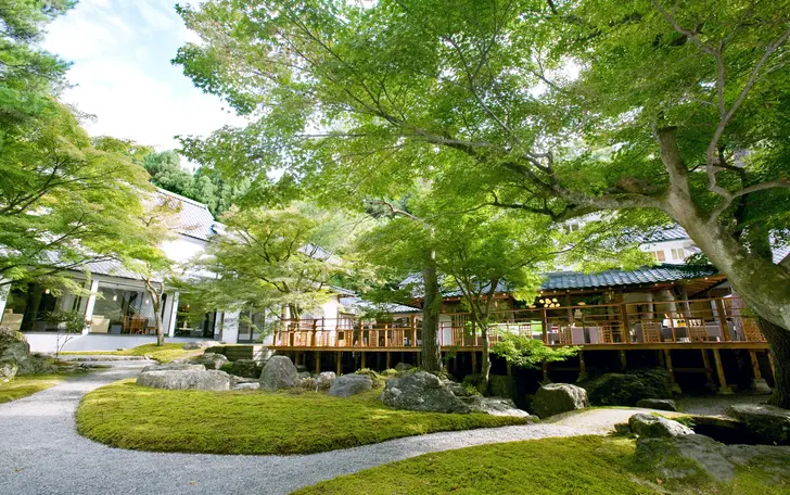 鷹峯三山を借景に、美しい紙谷川の清流が流れ込むその美しさは都会の喧騒から離れた別世界。