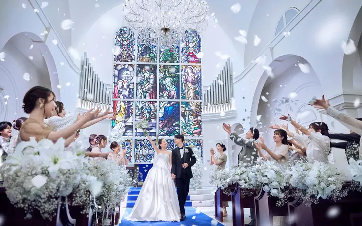 ドレスが最も美しく映えるロイヤルブルーのバージンロード