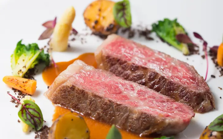 ゲストからは料理の見た目も華やかで楽しめると好評
料理に合うワインもソムリエが選びます。