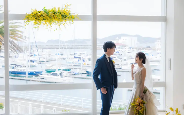 目の前に広がる青い空と海が祝福してくれるかのよう。
純白のチャペルは明るく、花嫁を一層美しく輝かせます。