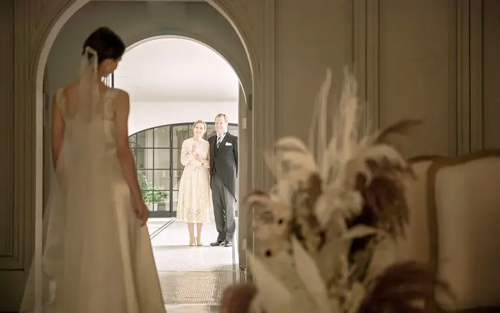 【ファミリーミート】先にチャペルで待つ家族や大切な方に声をかけ、言葉を交わし、挙式前のひと時を一緒に過ごせるセレモニー