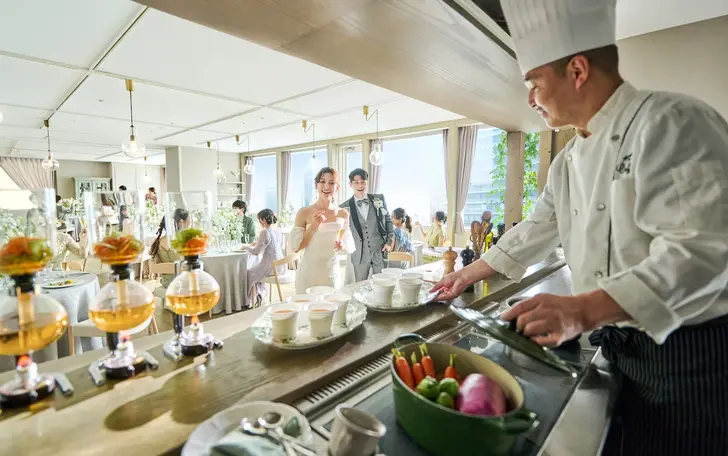 【音や香りもおもてなしに】併設のオープンキッチンからふたりとゲストのためにシェフが出来たてのお料理をお届け