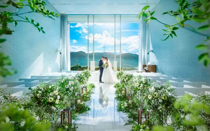 自然光が降り注ぐ絶景チャペル