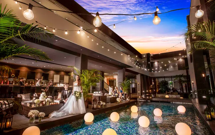 リゾート感溢れるプール。夕方にはライトアップして幻想的な瞬間に