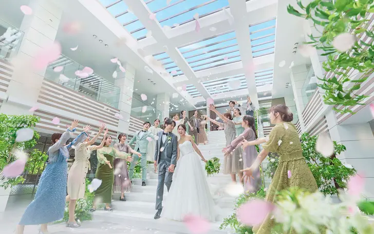 群馬県内では数少ない≪全天候型≫の結婚式場なので、憧れのアフターセレモニーが必ず素敵に叶います♪