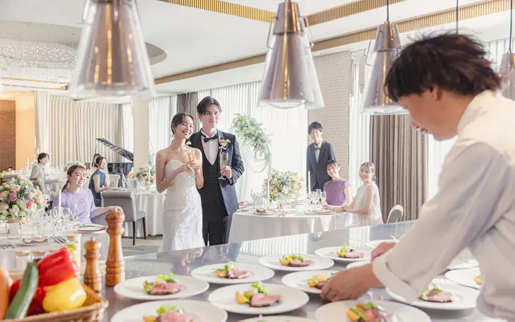 オペラ自慢のオープンキッチン。“温度もおもてなし”一番美味しい温度で見た目も美しい料理がゲストの元へと運ばれます。